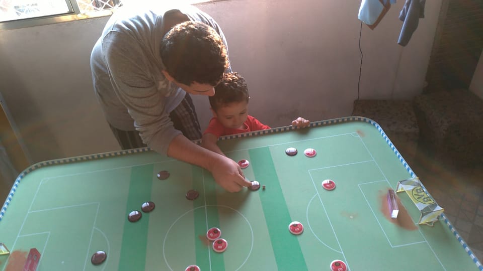 Paixão do campo para a mesa: futebol de botão une gerações no